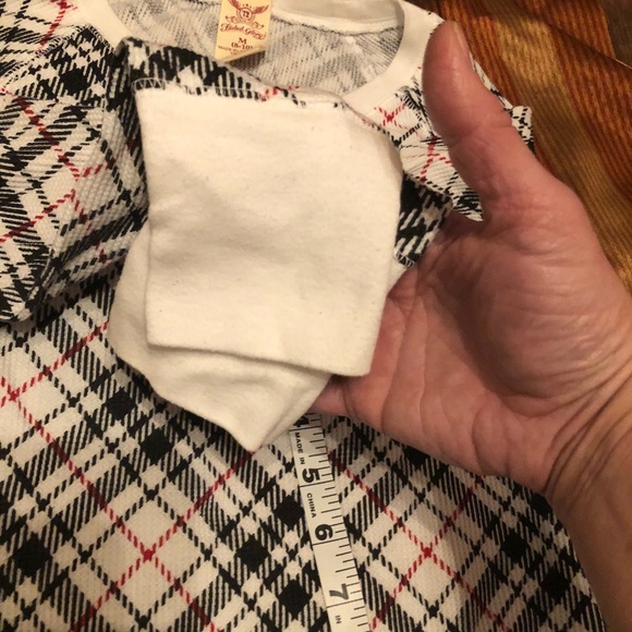 Very trendy style/pattern on a L.S. thermal top - Picture 4 of 5